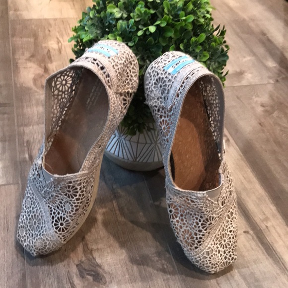 Toms Shoes - Toms (9.5) slip on shoes